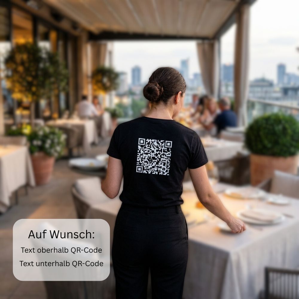 junge Bedienung im Restaurant und QR-Code auf dem Rücken