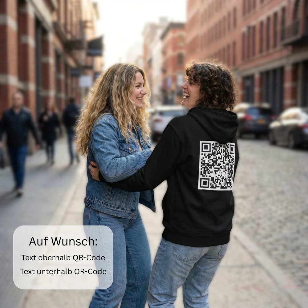 zwei junge Frauen haben Spass auf der Strasse