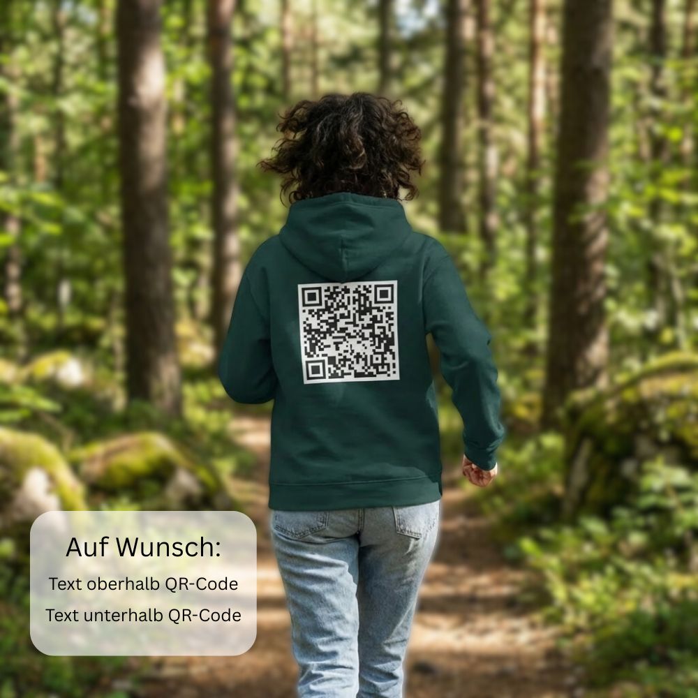 junge Frau mit grünem oversized Hoodie joggt im Wald