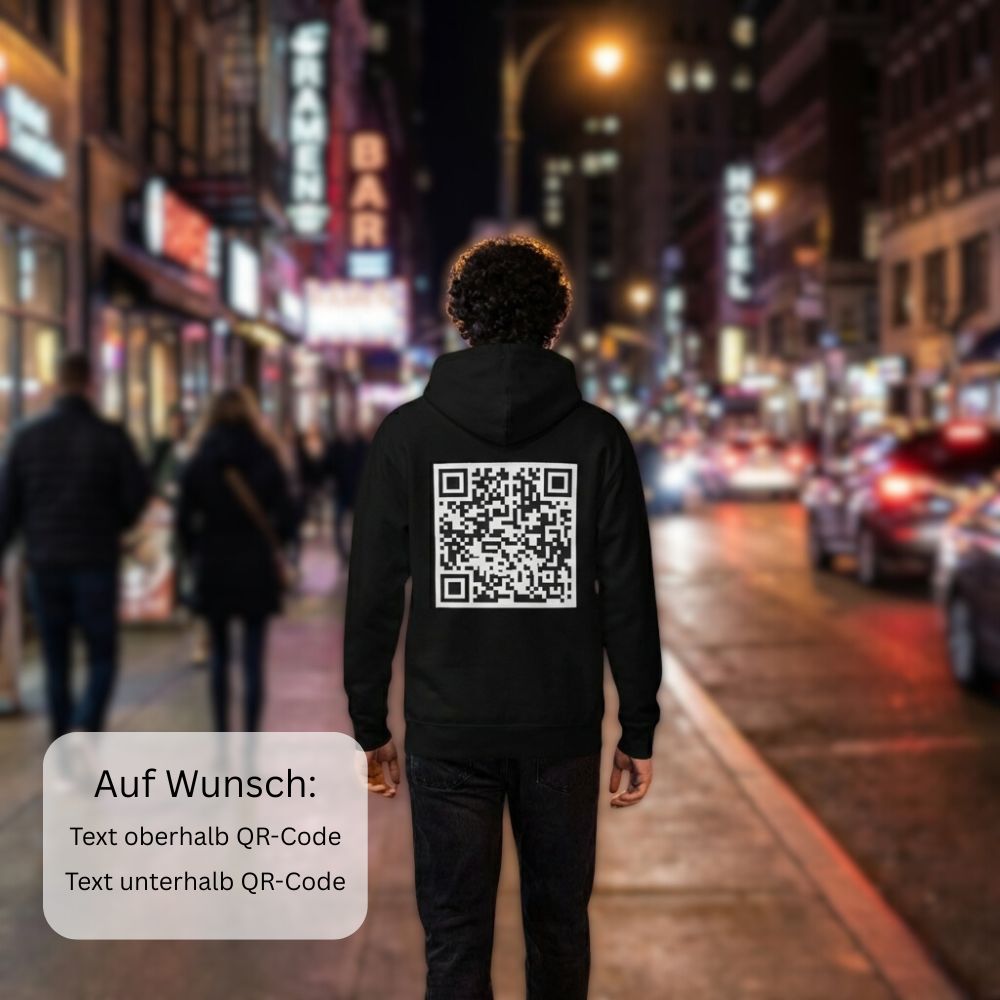 junger Mann läuft in der Nacht durch die Strassen einer Stadt