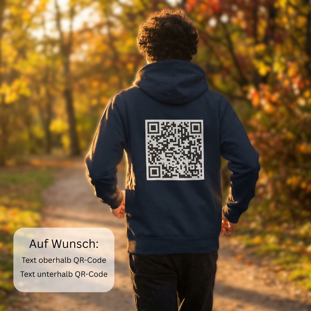 junger Mann beim Joggen mit Hoodie und Qr-Code auf dem Rücken