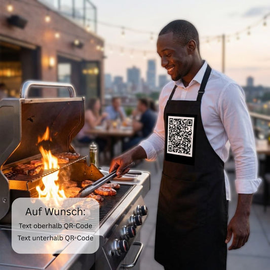 Junger Mann am Barbacue Grill im Restaurant