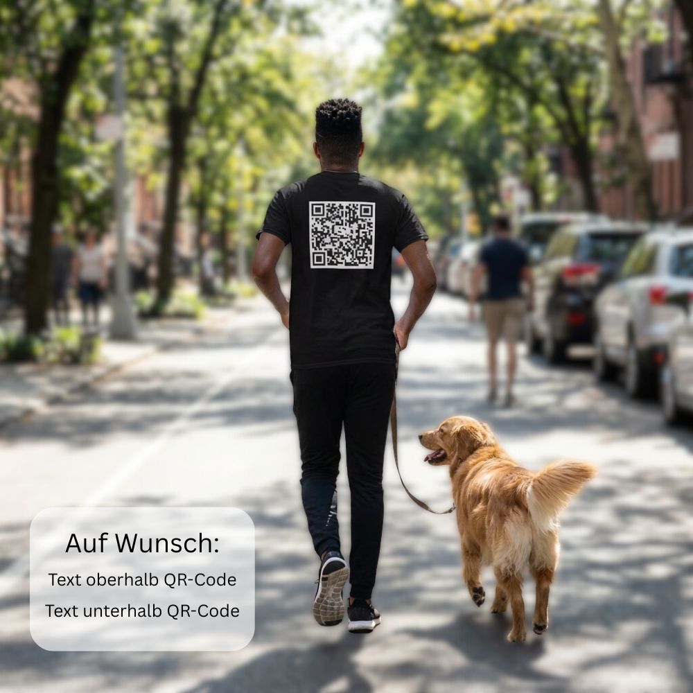 junger Mann beim Jogging mit seinem Hund. QR-Code auf dem Rücken