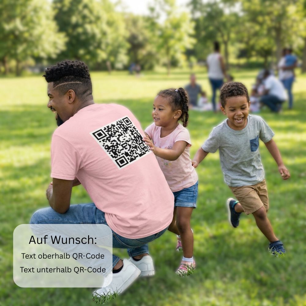 Mann spielt mit Kindern, Classic T-Shirt