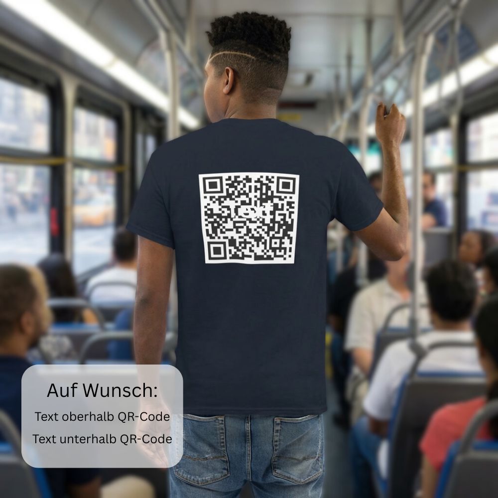 Mann im Bus, bekleidet mit einem Classic T-Shirt