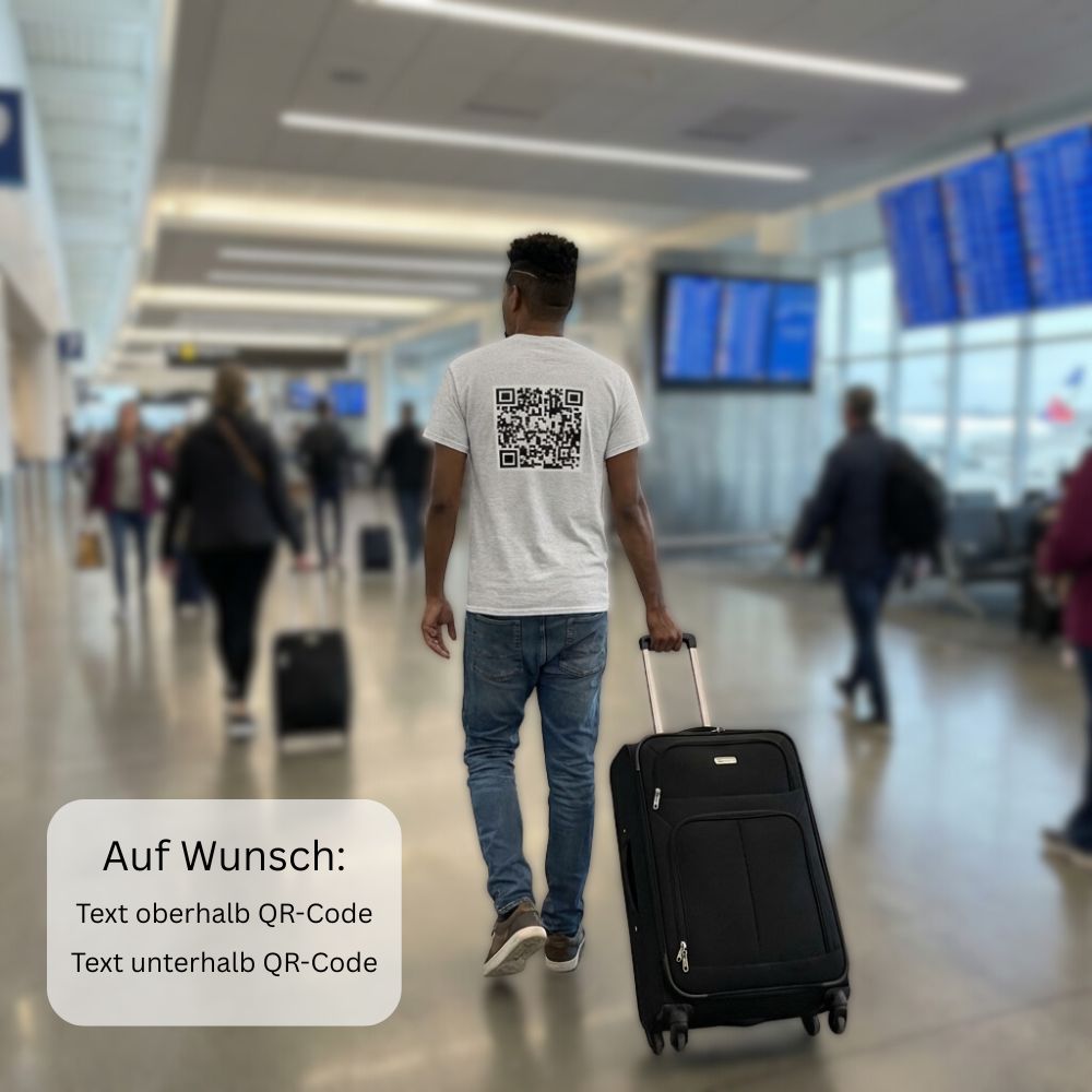 junger Mann am Flughafen mit T-Shirt und QR-Code am Rücken
