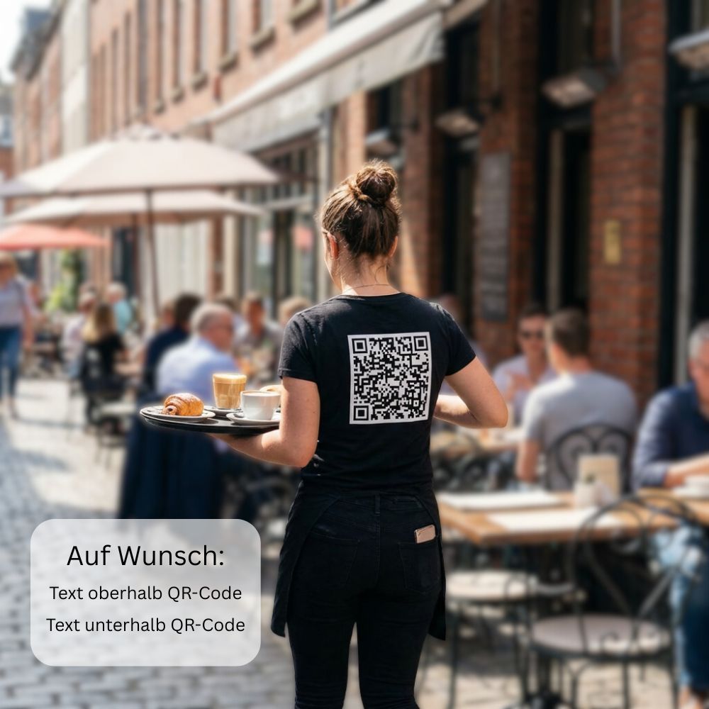 junge Bedienung trägt LiveQR Control Shirt 