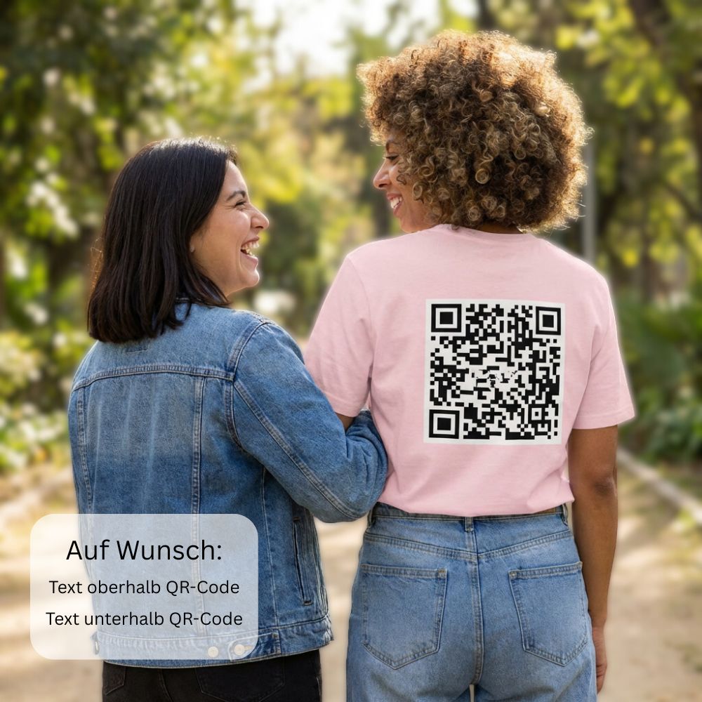 zwei Frauen, eine mit QR-Code auf dem Rücken