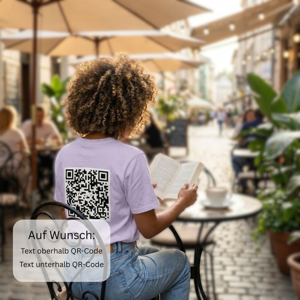 junge Frau sitzt im Café und liest ein Buch