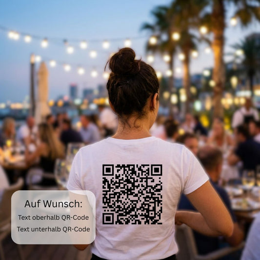 junge Bedienung mir QR-Code auf dem Shirt
