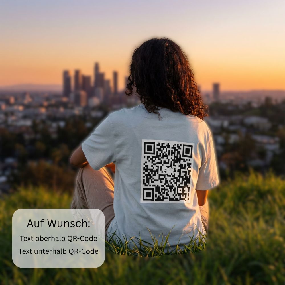 junge Frau mit oversized T-Shirt  blickt auf eine Skyline