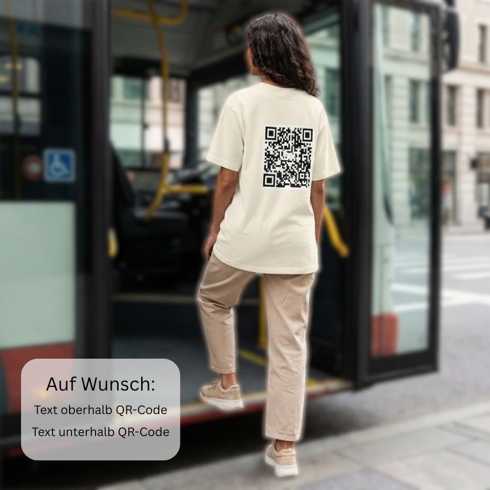 junge Frau steigt in einem Bus, Qr-Code auf dem Rücken