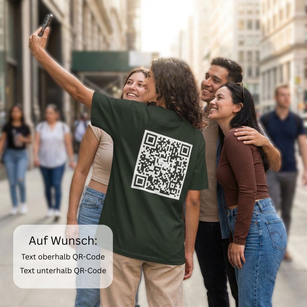 junge Frau mit einem oversized T-Shirt macht ein Selfie