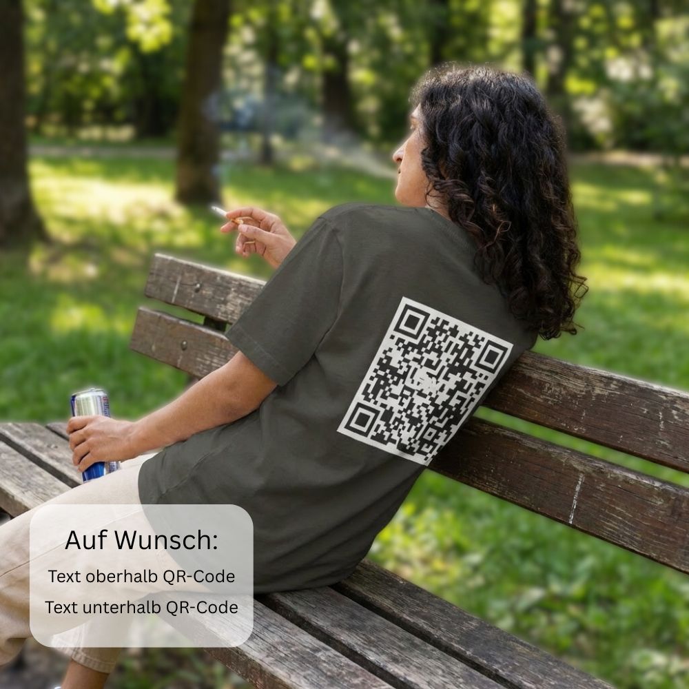 junge Frau auf einer Parkbank