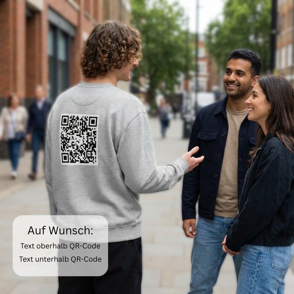 junger Mann im Gespräch mit Freunden