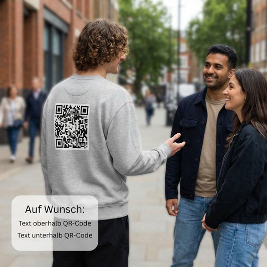 junger Mann im Gespräch mit Freunden