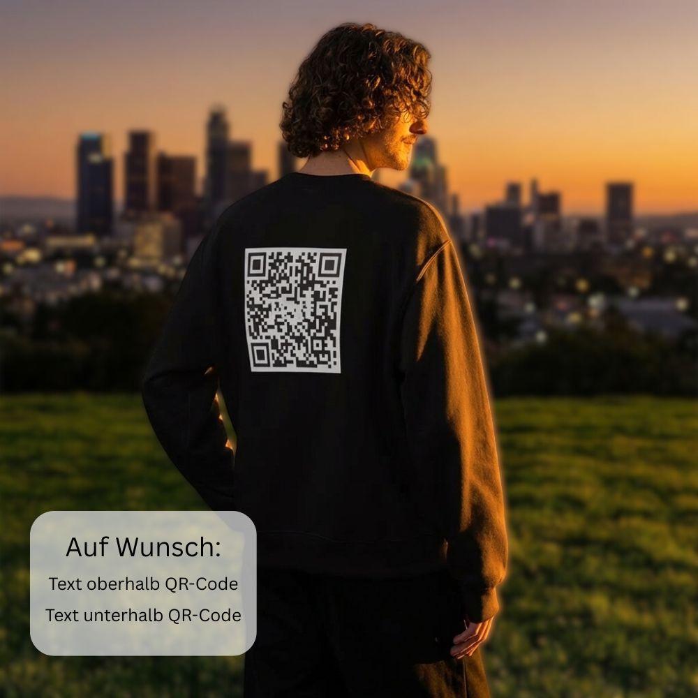 junger Mann blickt auf einen Skyline einer Stadt