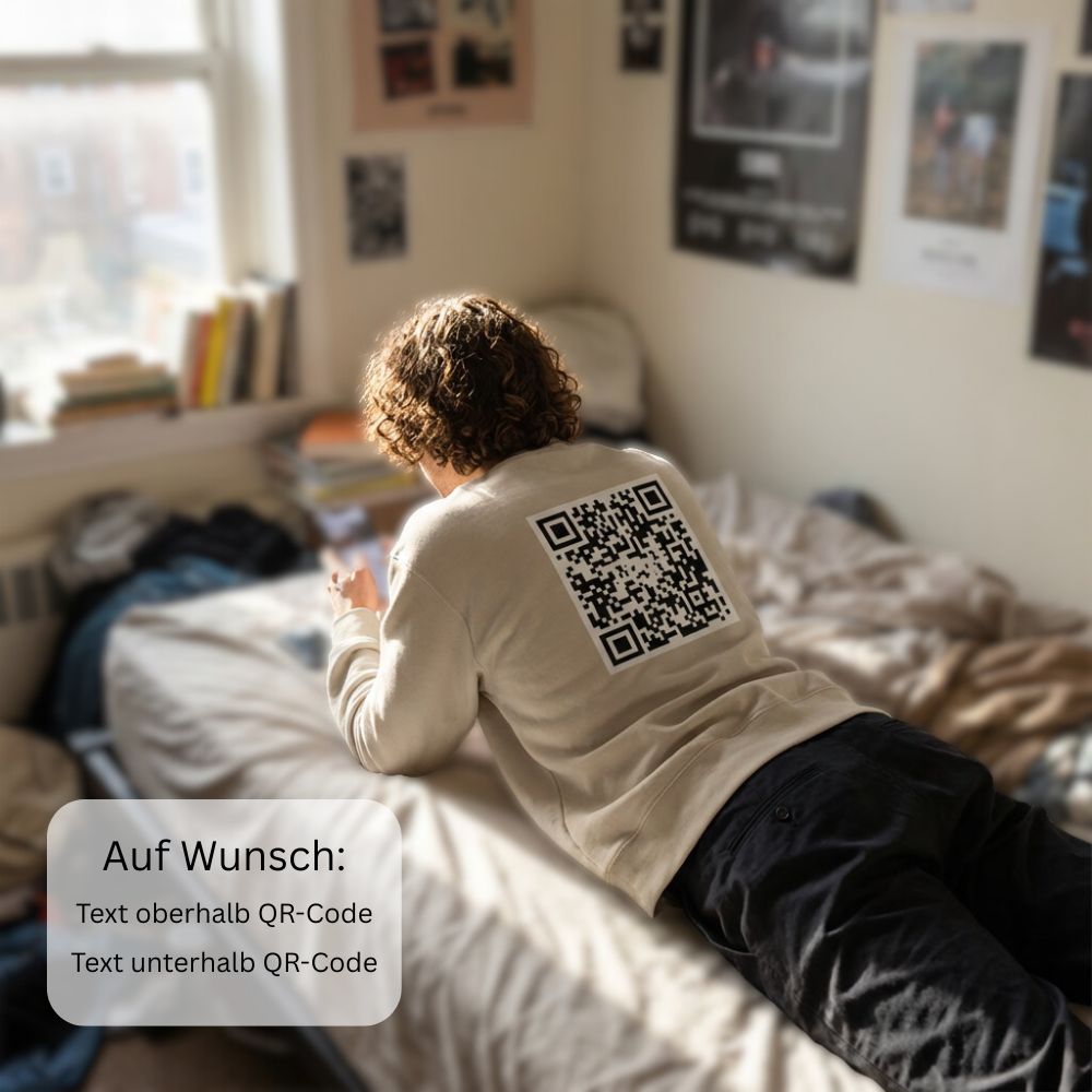 junger Mann mit QR-Code liegt auf dem Bett