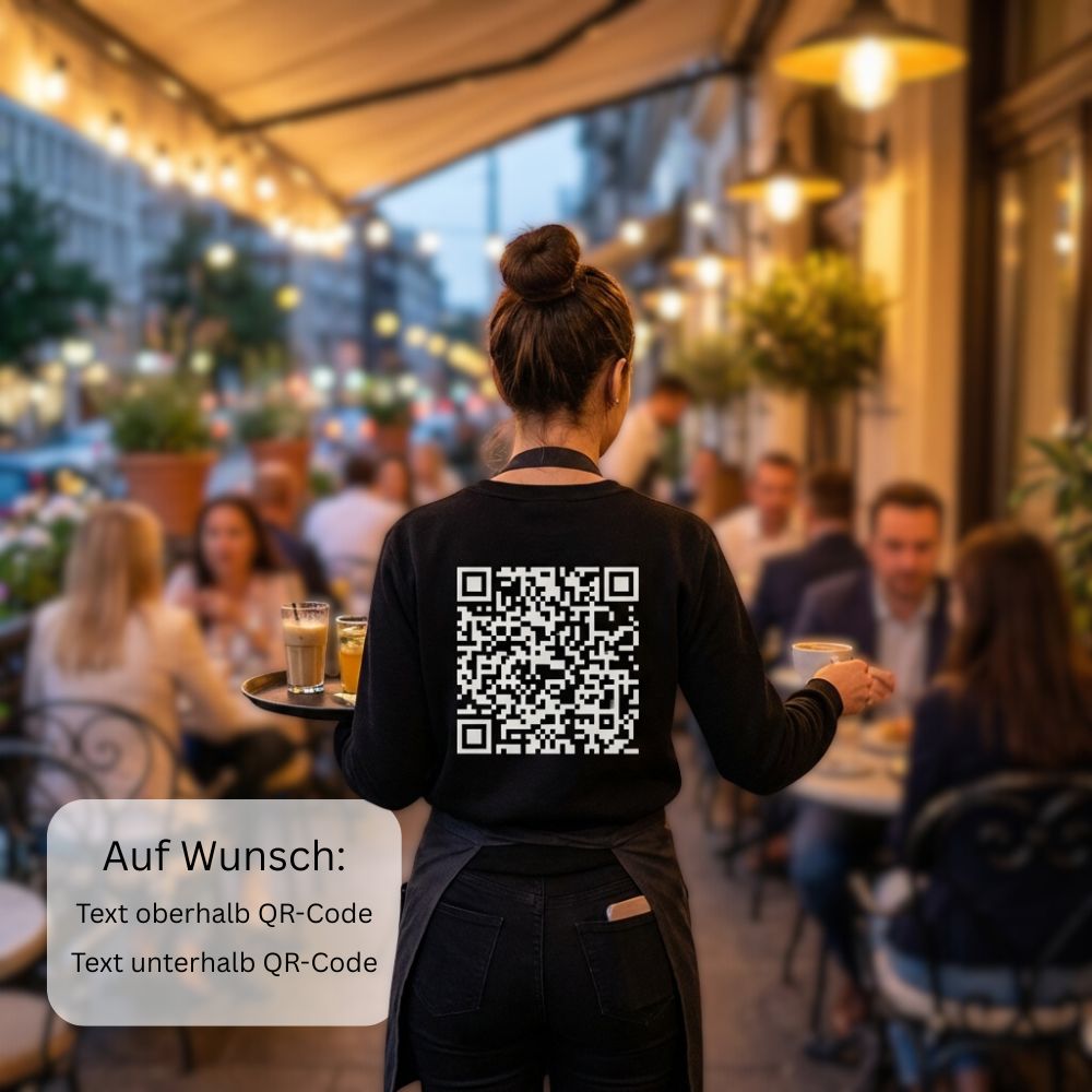 junge Bedienung trägt LiveQR Control Shirt 