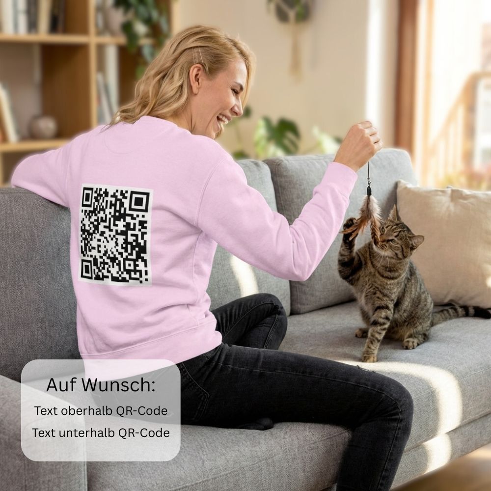 junge Frau mit einen Premium-Sweatshirt spielt mit einer Katze