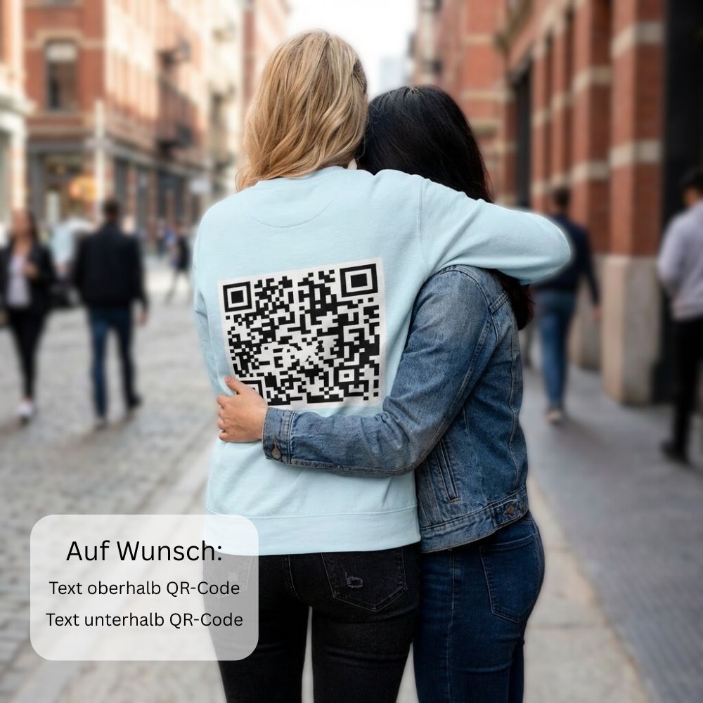 zwei Frauen, die sich umarmen. Eine trägt einen Qr-Cde auf dem Rücken