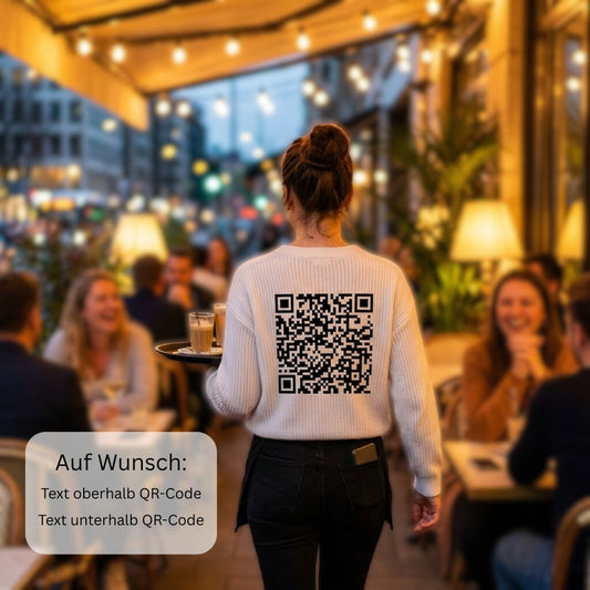 Junge Frau trägt ein LivQR Control Shirt